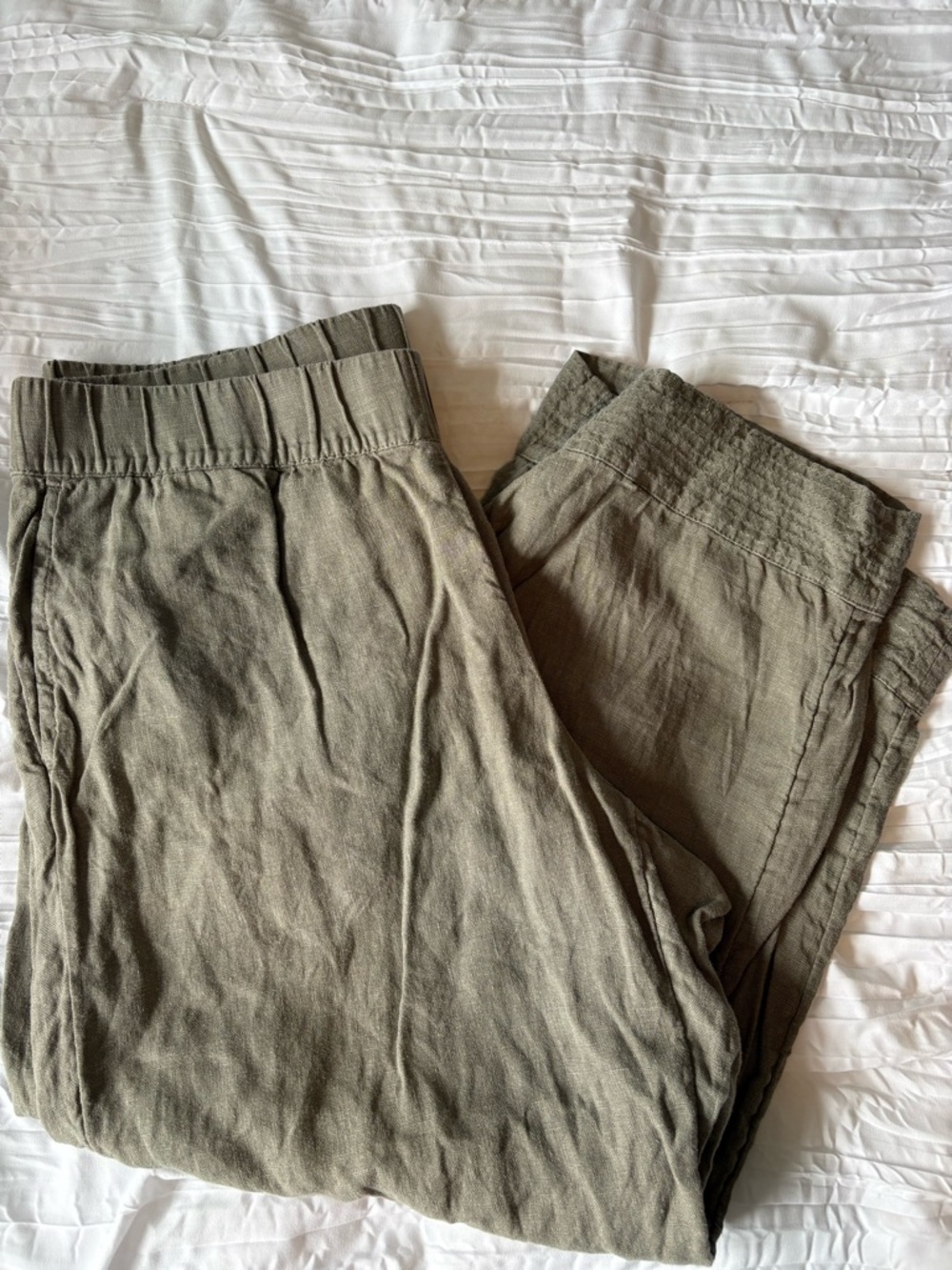 Ankle Length Linen Elastic-Waist Linen Blend Pants in Olive with front pockets.